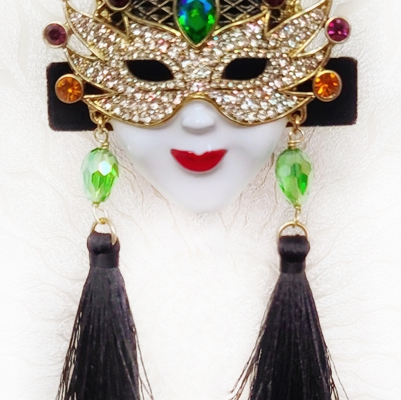Heidi daus Mask Pin - Picture 8 of 8